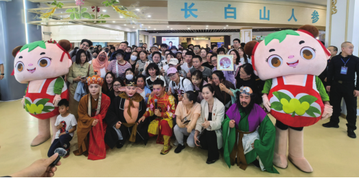 “雪餅猴”來(lái)歐亞賣場(chǎng)人參展銷體驗(yàn)中心嘍！